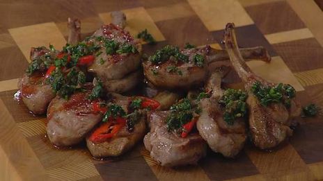 бараньи котлетки на косточке с запеченными овощами и соусом из петрушки