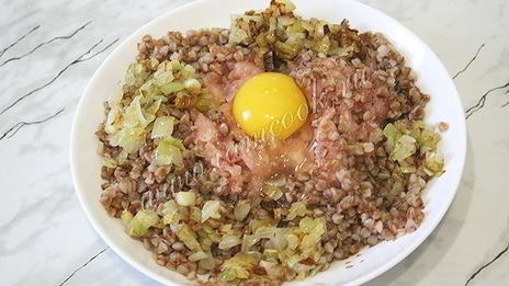гречаники из куриного фарша с начинкой