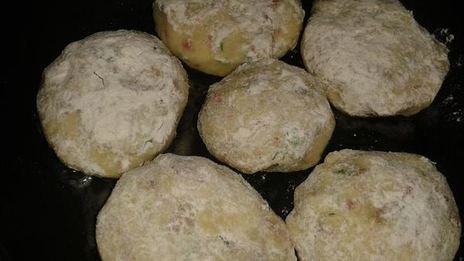 картофельные котлеты с колбасным фаршем