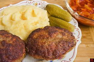 Котлеты из домашнего фарша в сухарях