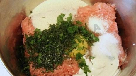 котлеты из индейки с манкой на сковороде