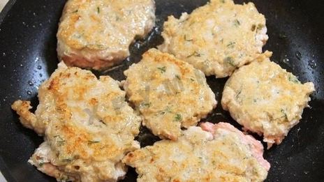 котлеты из индейки с манкой на сковороде