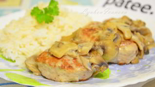 Котлеты из индейки в соусе из шампиньонов