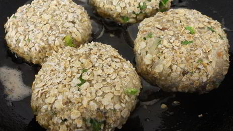 котлеты рыбные с начинкой в овсяной панировке