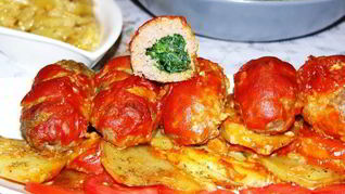 Котлеты с начинкой из шпината под томатным соусом