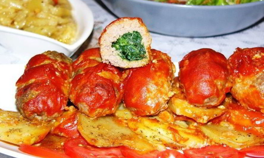 Рецепт котлет с начинкой из шпината под томатным соусом