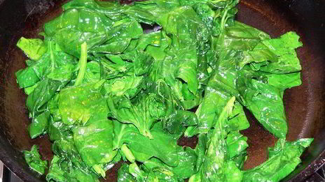 котлеты с начинкой из шпината под томатным соусом