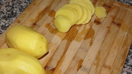 котлеты с начинкой из шпината под томатным соусом