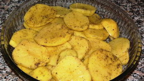 котлеты с начинкой из шпината под томатным соусом