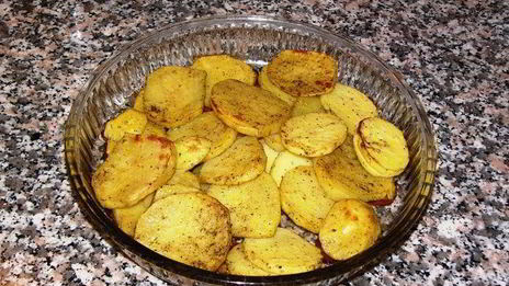 котлеты с начинкой из шпината под томатным соусом