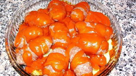 котлеты с начинкой из шпината под томатным соусом