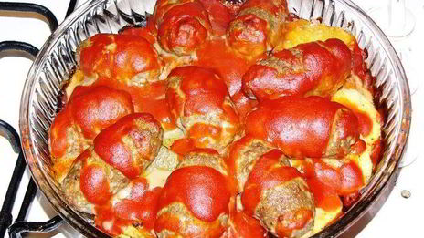 котлеты с начинкой из шпината под томатным соусом