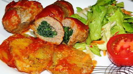 котлеты с начинкой из шпината под томатным соусом
