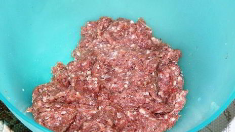 котлеты с начинкой из шпината под томатным соусом