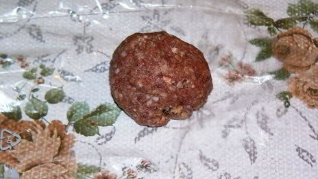 котлеты с начинкой из шпината под томатным соусом