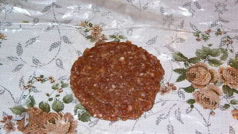 котлеты с начинкой из шпината под томатным соусом