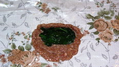 котлеты с начинкой из шпината под томатным соусом