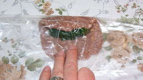 котлеты с начинкой из шпината под томатным соусом