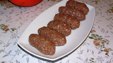 котлеты с начинкой из шпината под томатным соусом