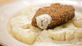 Куриная котлета с цветной капустой и соусом блю-чиз