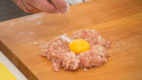 куриная котлета с цветной капустой и соусом блю-чиз