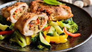 Куриные котлеты с начинкой из артишоков в мультиварке