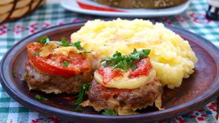 Мясные котлеты запеченные с помидорами и луком в духовке