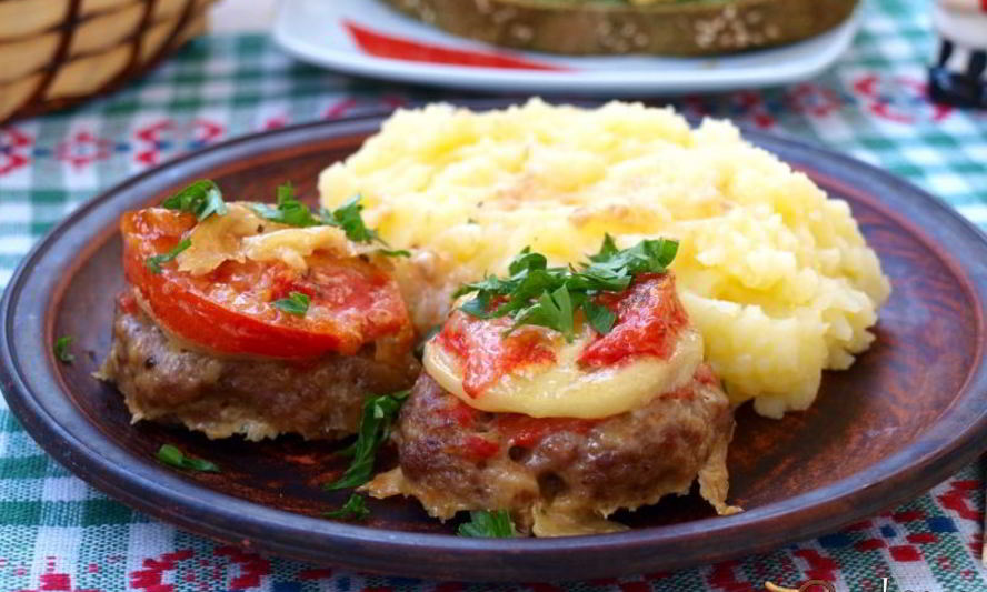 Рецепт мясных котлет запеченных с помидорами и луком в духовке