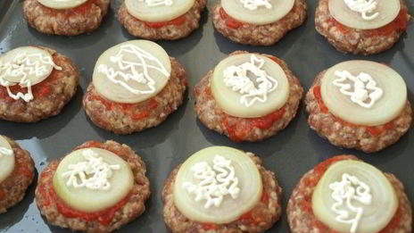 мясные котлеты запеченные с помидорами и луком в духовке