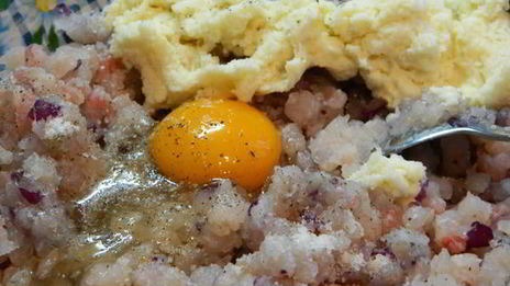 рыбные котлеты с греческой ноткой