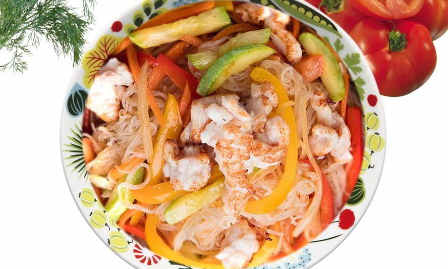 Рецепт крахмальной лапши с куриным филе и цукини