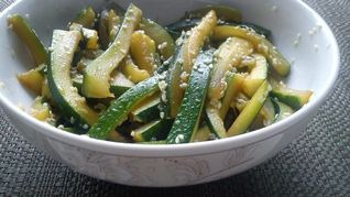 Лапша из цукини с кунжутом