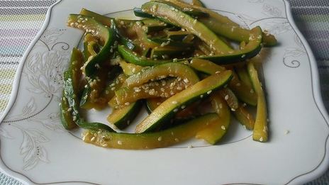 лапша из цукини с кунжутом