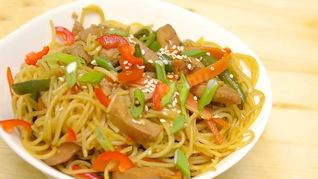 Лапша с курицей и овощами в вок сковороде