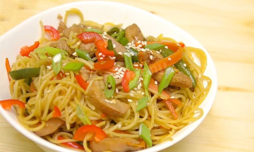 Рецепт лапши с курицей и овощами в вок сковороде