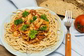 Лапша с курицей в томатном соусе