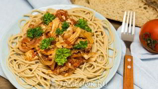 Лапша с курицей в томатном соусе