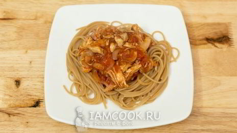 лапша с курицей в томатном соусе