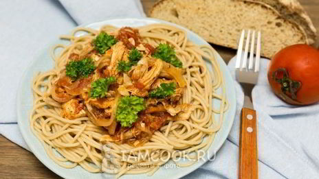лапша с курицей в томатном соусе