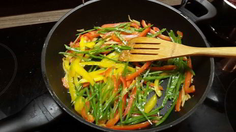 лапша с овощами и курицей