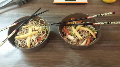 лапша с овощами и курицей