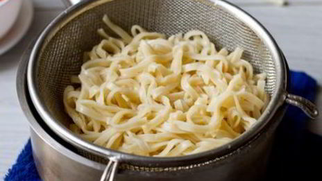 лапша с овощами и соевым соусом