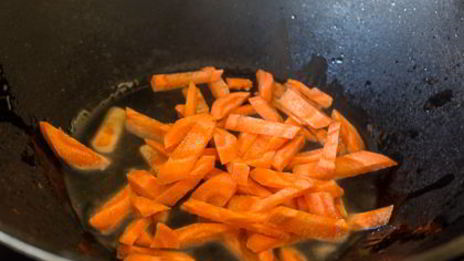 лапша с овощами и соевым соусом