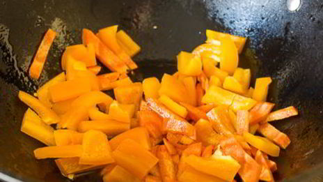 лапша с овощами и соевым соусом