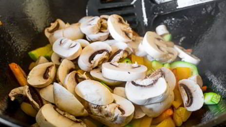 лапша с овощами и соевым соусом