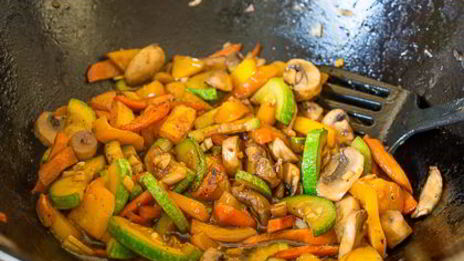 лапша с овощами и соевым соусом