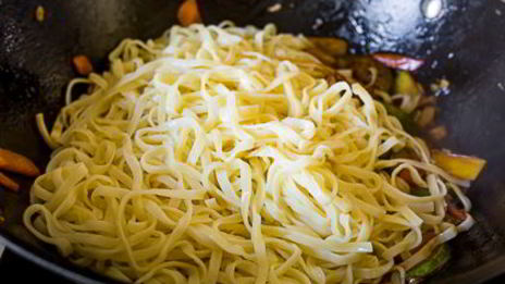 лапша с овощами и соевым соусом