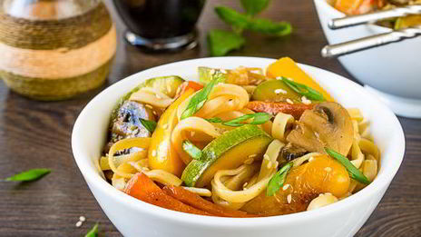 лапша с овощами и соевым соусом