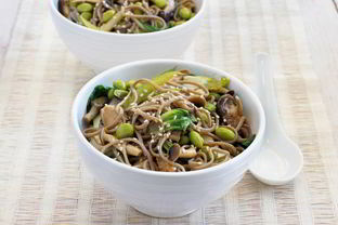 Лапша собу с овощами и курицей