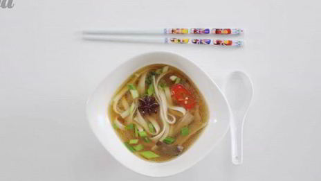 лапша удон с курицей, вешенками и зеленым луком